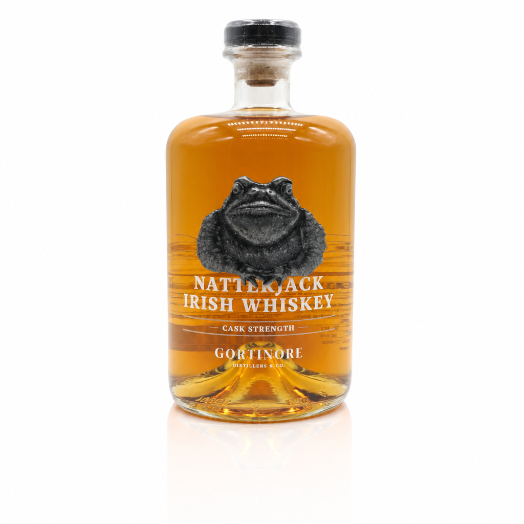 NatJack Irish Whiskey, Cask Strength, mit Alligator-Etikett und goldener Flüssigkeit.